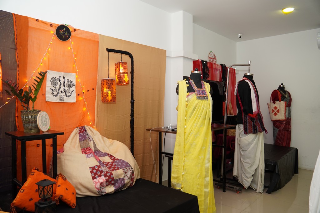 National Handloom Day Academy of Design & Management ()